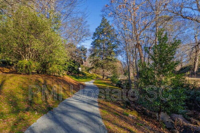 Building Photo - 204 E Park Ave