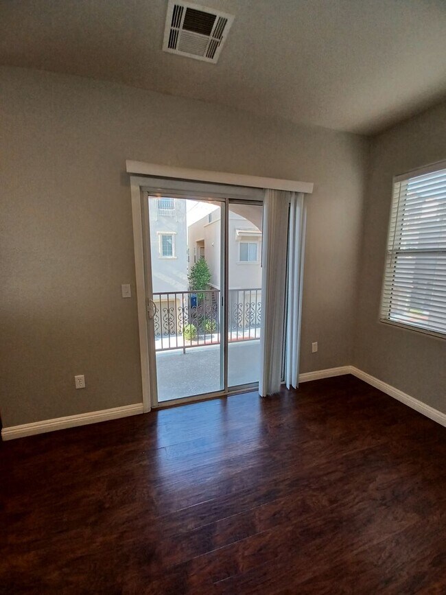 Building Photo - Spacious Tri-Level Home with 4 Bedrooms & ...