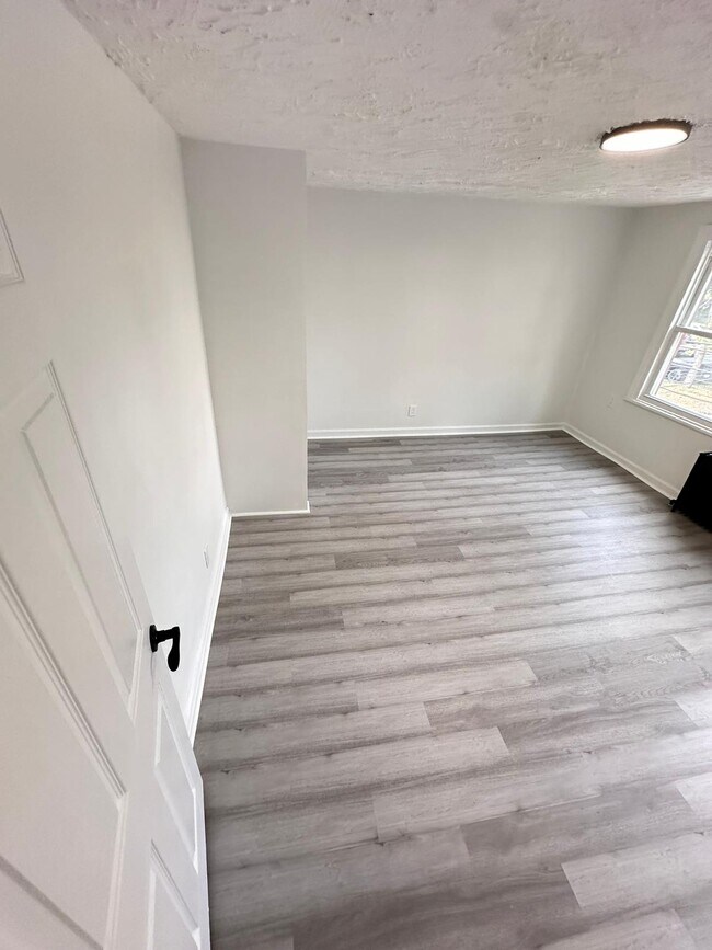 Building Photo - 109 S 7th Ave