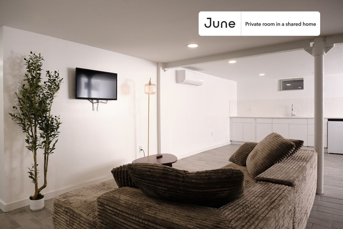 Building Photo - Room in Shared 4 bed/4 bath home