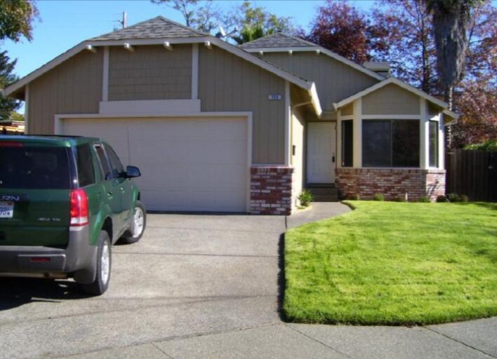 Primary Photo - 110 Fiesta Ct