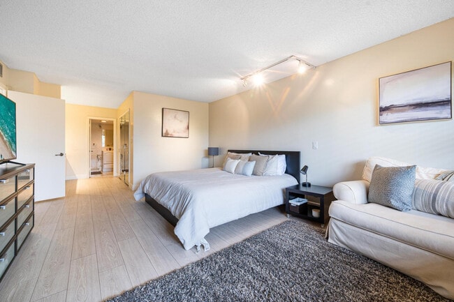 Building Photo - 5100 N Ocean Blvd