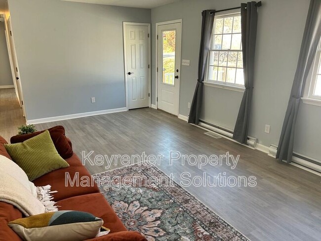 Building Photo - 17 White Oak Dr