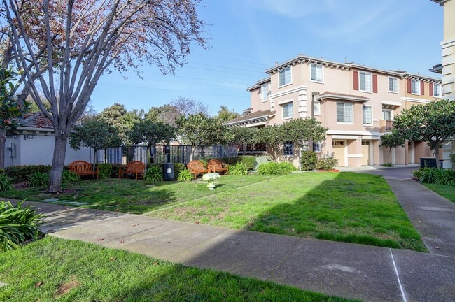 Building Photo - 3 Bed / 2.5 bath, three-level townhome with a bonus home office/den + EV charger in garage. YouTu...