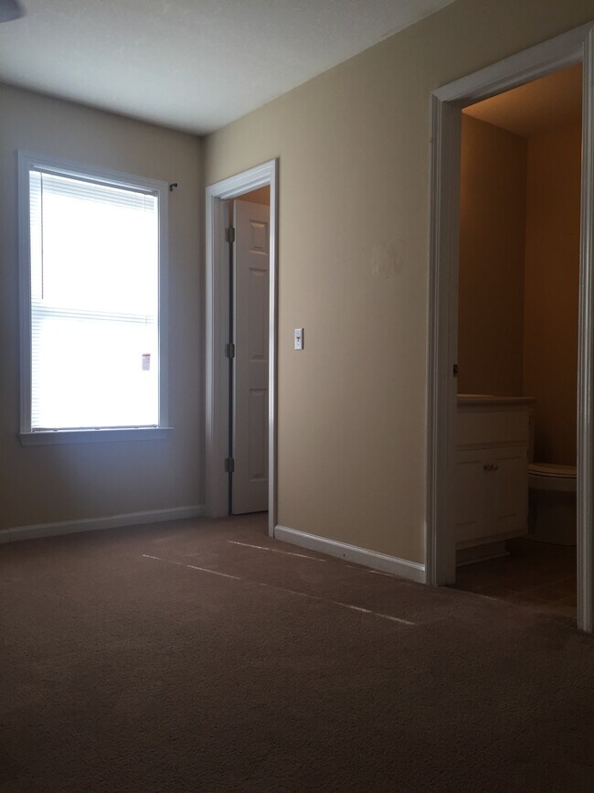 Building Photo - 5606 Landings Pkwy