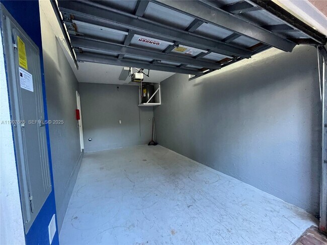 Building Photo - 4790 SW 165th Ave