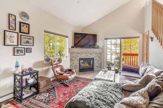 Building Photo - Furnished! Updated 3bed/3bath! 1 car garag...