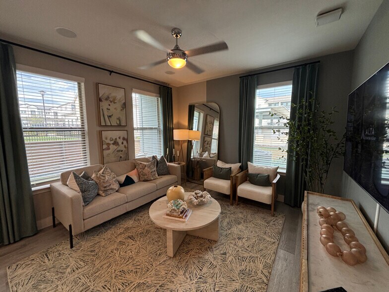 Building Photo - 502 Commercial Lp