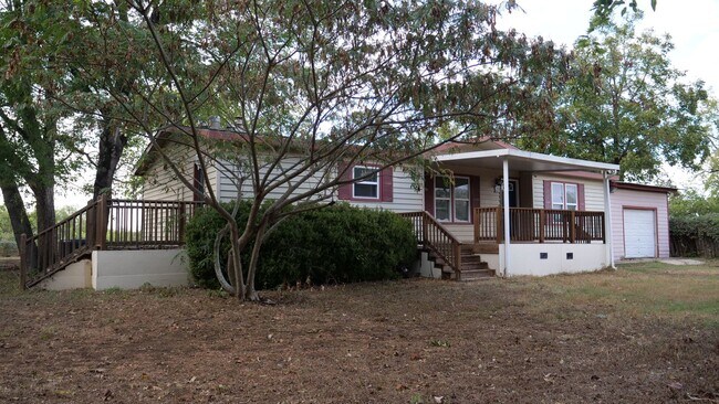 Building Photo - Spacious Rural Retreat