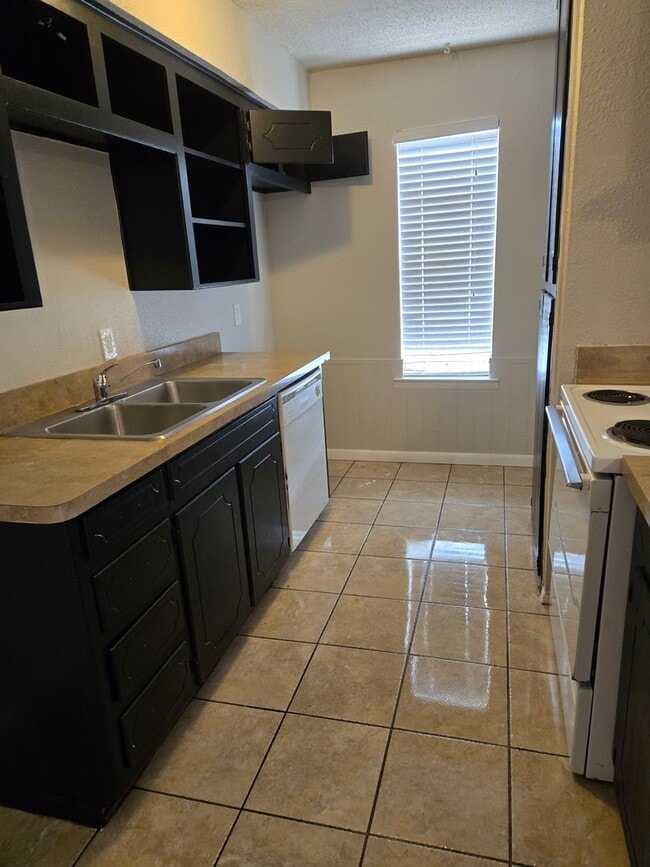 Building Photo - Charming 1-Bedroom Quad in Fort Worth – 80...
