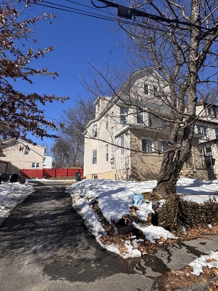 Building Photo - 115 Mead St