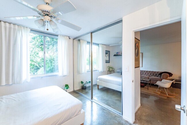 Building Photo - 256 S La Fayette Park Pl