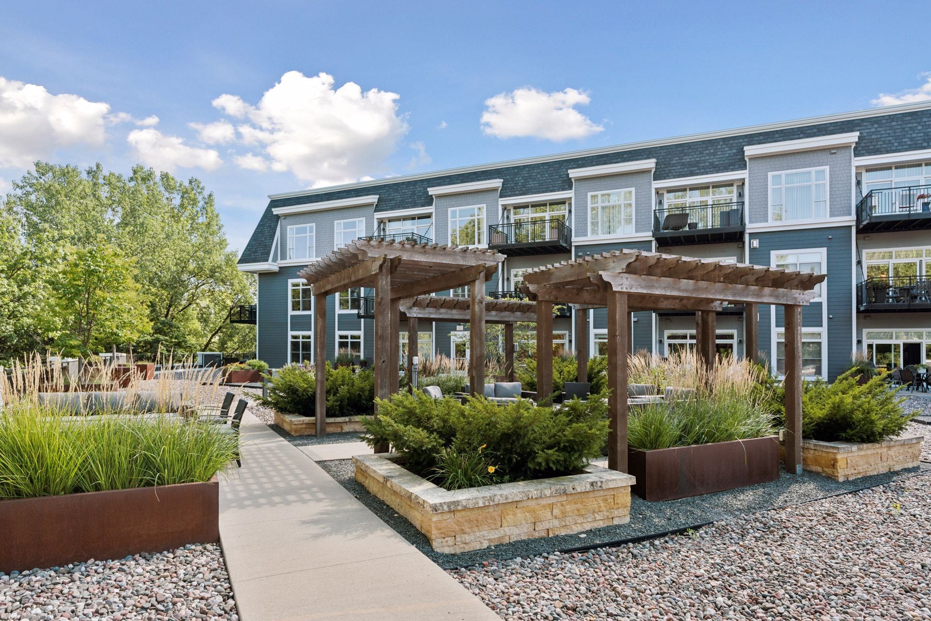 Common garden patio for residents to use - 935 Lake St E