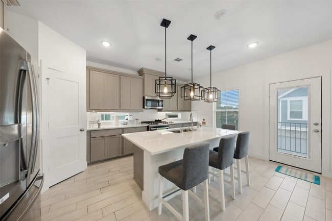 Building Photo - 18814 River Overlook Ct