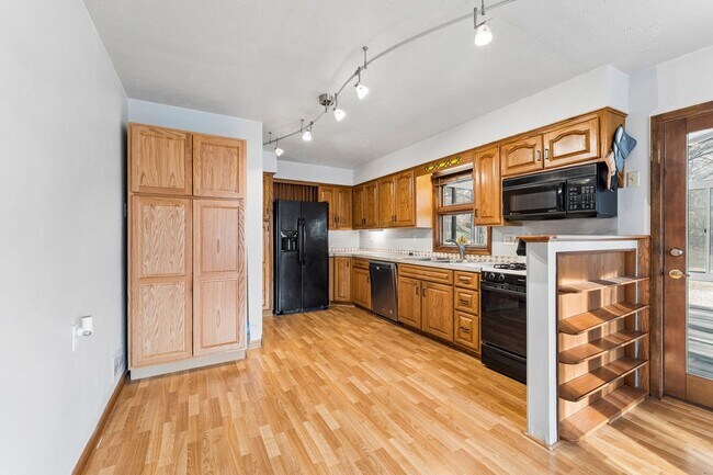 Building Photo - Sun Room!