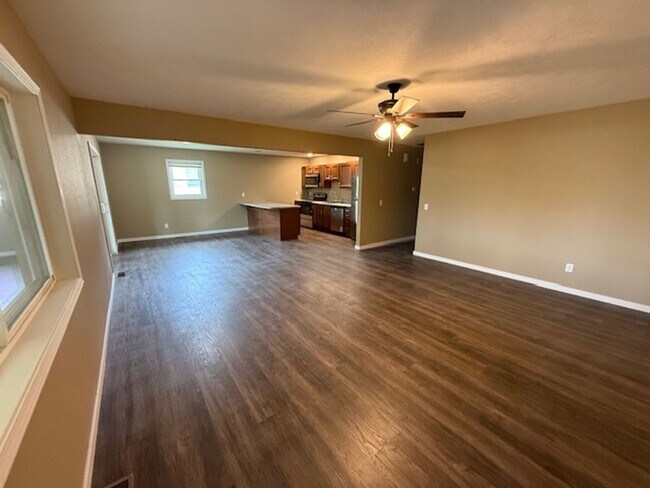 Building Photo - 115 W Ash St