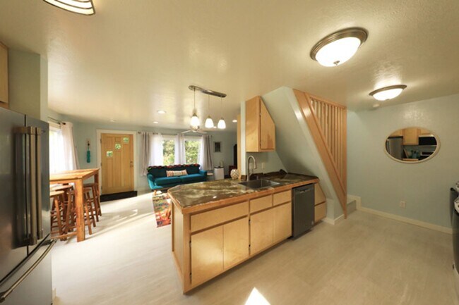 Building Photo - Artsy Studio in Westhaven with Attic Bedroom