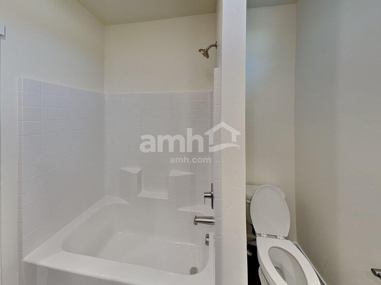 Building Photo - 1565 N Barkvine Ave