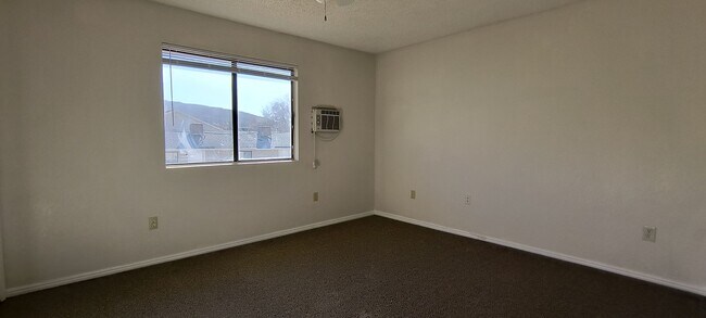 Building Photo - 3 bedroom 3 bath apartment close to town!