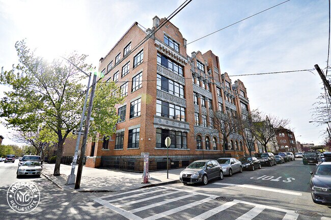 Building Photo - 21 Monitor St