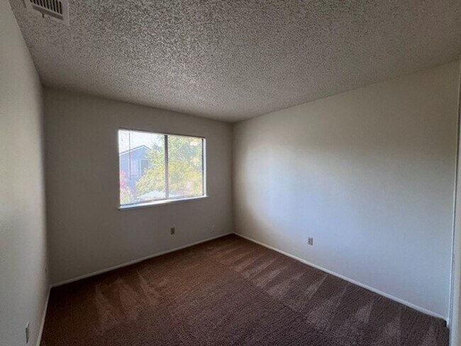 Building Photo - Nice pocket home with two fireplaces. Gardening service is included.