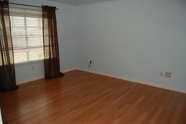 Building Photo - 12130 La Salle Oaks