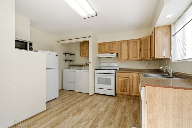 Building Photo - Updated Single-Level Home with Modern Kitchen, Natural Light & Parking