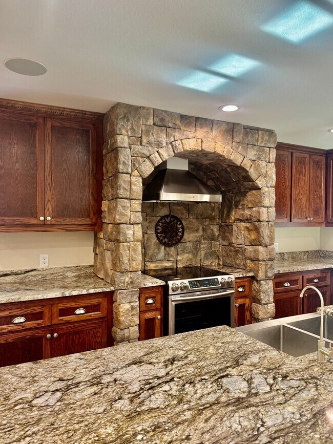 Building Photo - Elegant Estate in the Country Club Setting-Mother in law suite