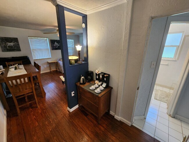 Building Photo - Quaint 1 bed 1bath Apartment