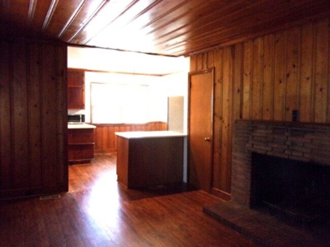 Building Photo - Charming 2 Bedroom 1 Bath Home in the Highly Desirable College Avenue Neighborhood