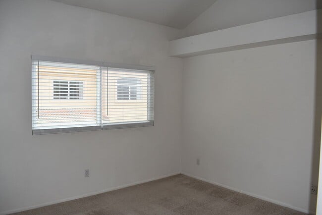 Building Photo - 2 Bed/ 2.5 Bath- Dual Master Townhome in U...