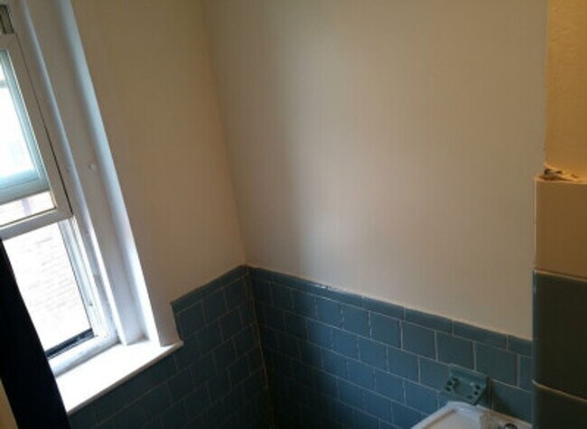 Building Photo - NO FEE - KENMORE 3 BR Apartment - 9/1/2026