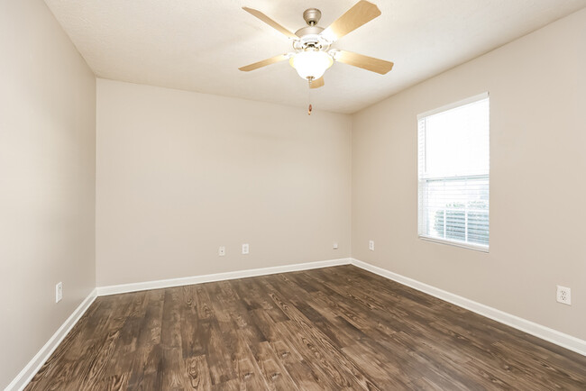 Building Photo - 3 Bedroom Home with Open Concept Living