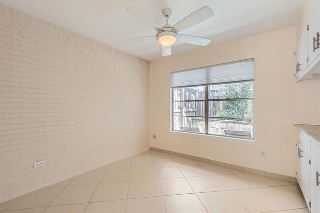 Building Photo - 3004 Maywood Cir