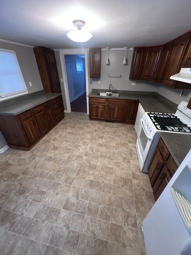 Building Photo - Apartment Available in Village of Liverpool