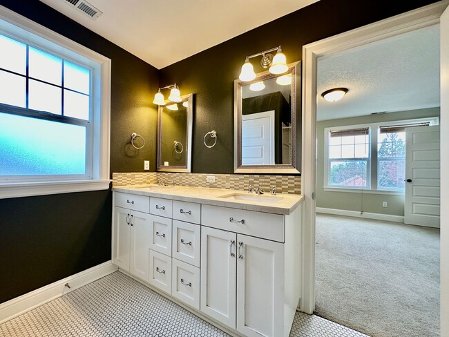 Building Photo - Remodeled Piedmont 3 Bedroom Home with Har...