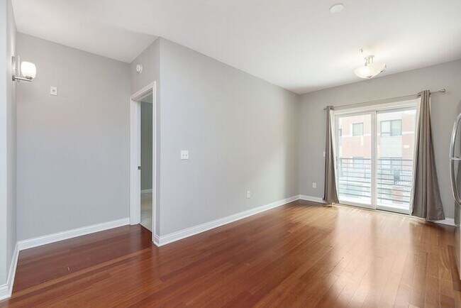 Building Photo - 2 Bed 2 Bath Lockerbie Townhome Steps From...