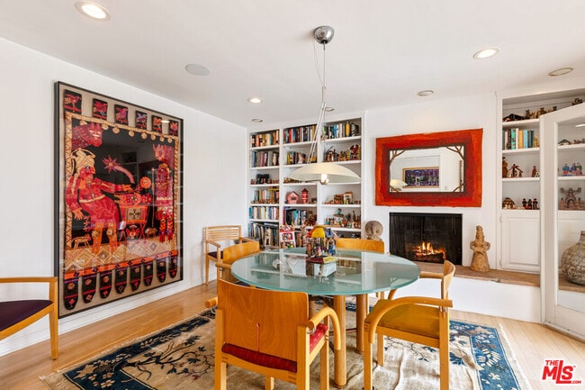 Building Photo - 7122 Dume Dr