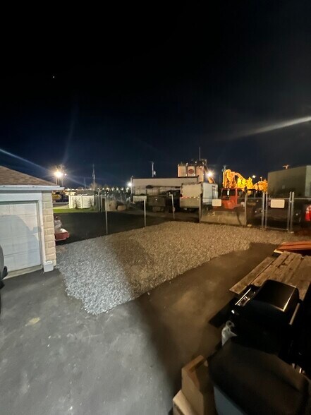 Back/ Shared Use - 12 Selkirk St