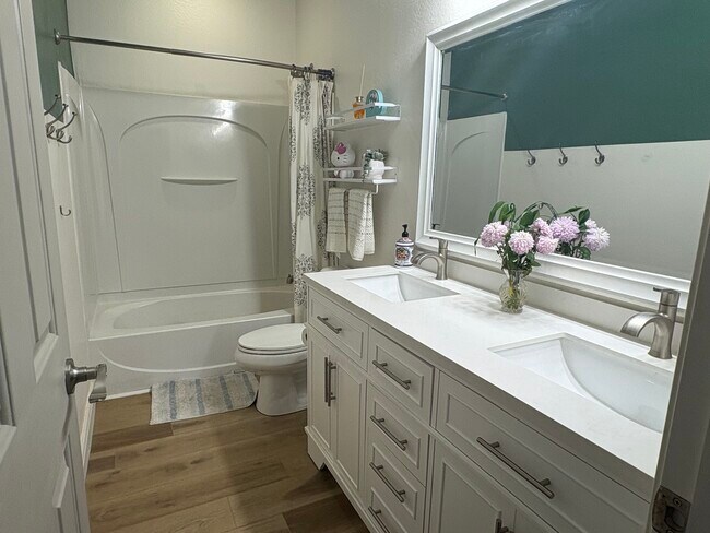 Building Photo - 1180 E Saddleback Pl