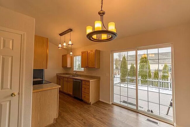 Building Photo - Beautiful 3 bedroom 2 bath home in  Pleasa...