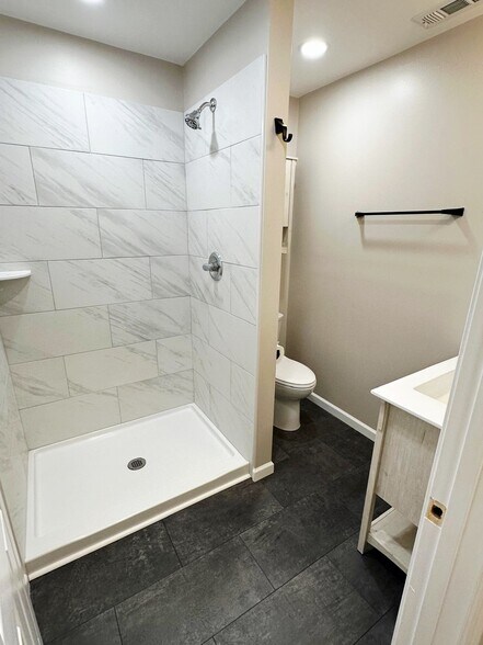 Ensuite Bathroom - 2022 Bono Rd