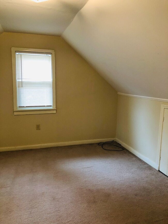 Building Photo - Adorable 3 bdrm/1 bath Home Located in Desirable West End!