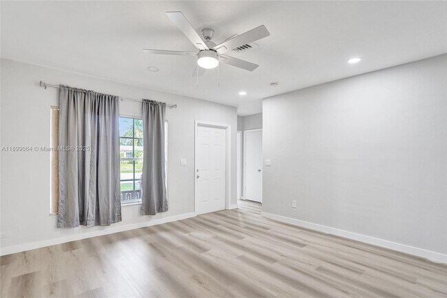 Building Photo - 6860 SW 18th Ct