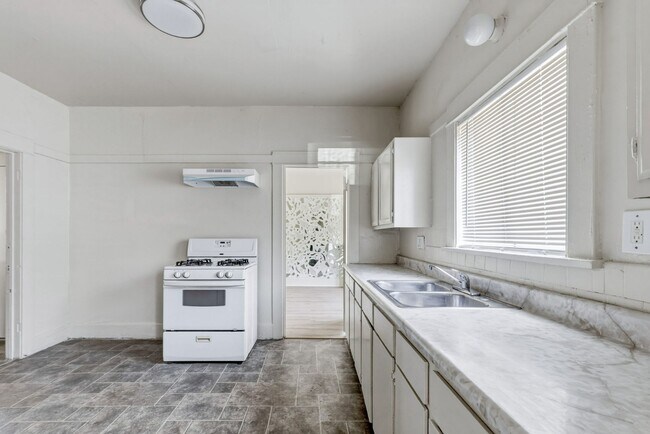 Building Photo - Spacious 1BR + 2.5BA Near USC and DTLA | First Floor Unit