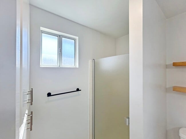 Building Photo - Gorgeous 3B/2BA house w/ Large Backyard, A...