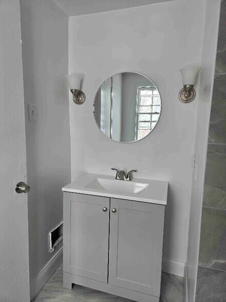 Building Photo - 14901 Wilshire Dr