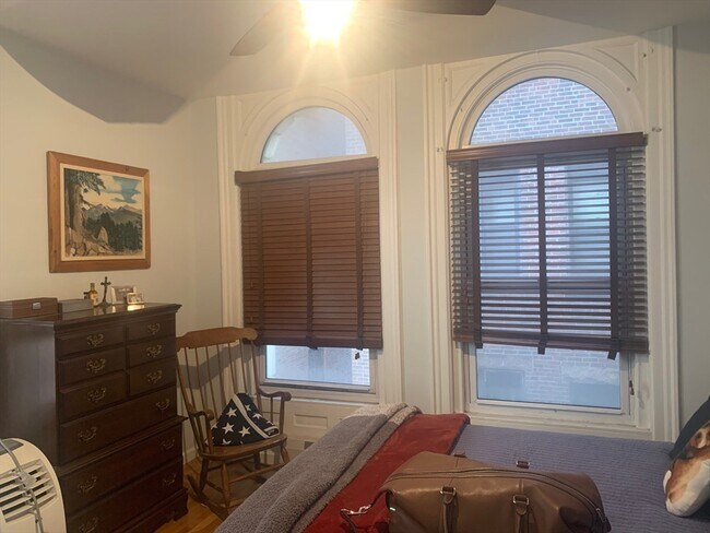 Building Photo - 483 Beacon St