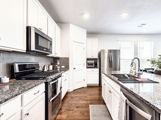Building Photo - Beautiful and Contemporary 3 BR / 2.5 BA H...