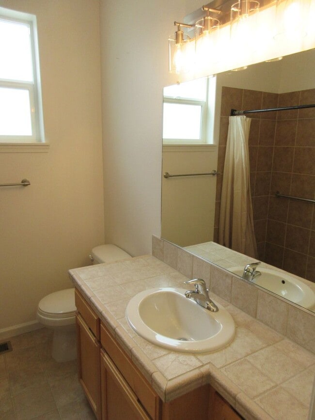 Building Photo - Beautiful Three Bedroom in Silverton